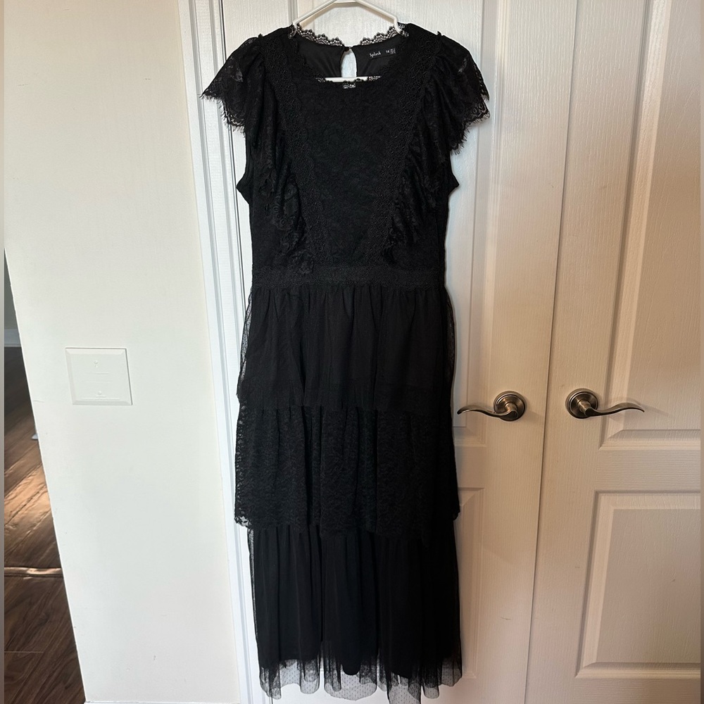 Sleeveless maxi lace dress